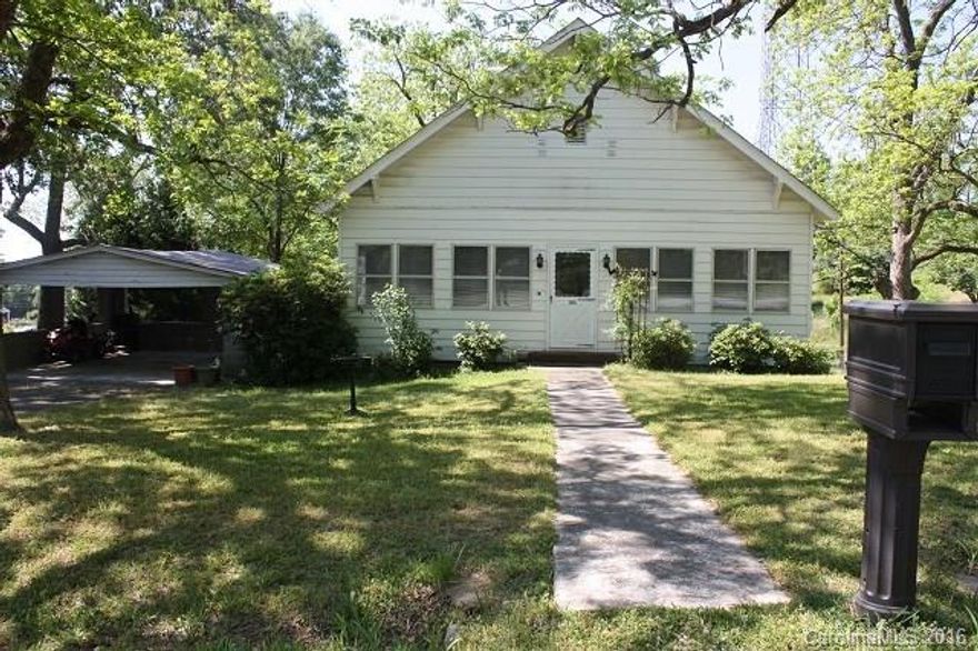 Beautiful 1 story single family Home!! Priced for to sell fast with 3 bed rooms and a bath, attached carport and much more. Won't last long!! Schedule an appointment today!!!