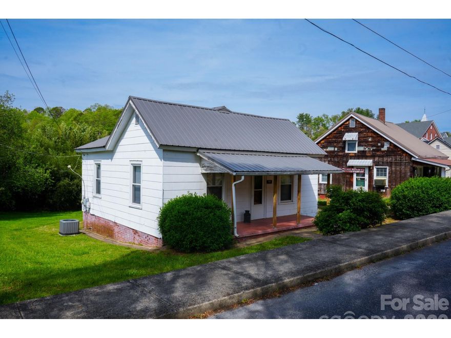 Charming and affordable, this cozy 2-bedroom, 1-bath home is ideally located in the heart of Marion! Just minutes from downtown, shopping, dining, and everyday conveniences, this home offers both comfort and convenience. Inside, you’ll find a warm and inviting layout perfect for easy living, whether you’re a first-time buyer, downsizing, or looking for an investment opportunity. Enjoy the benefits of in-town living with everything you need just a short drive—or even walk—away. A great opportunity to own an affordable home in a prime location!