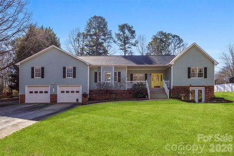 Photo of 601 Elmwood Circle, Dallas, NC 28034 (MLS # 4338547)