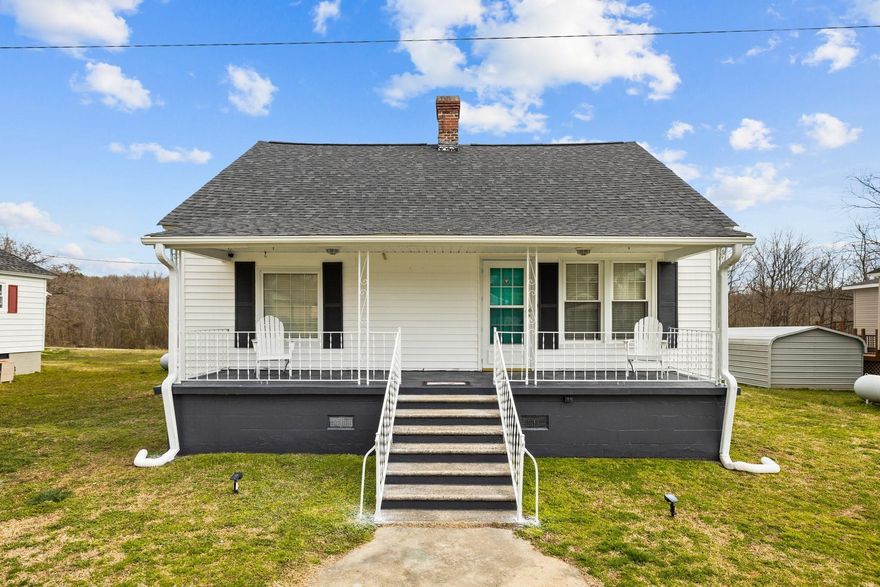 Come to your own piece of PARADISE! This updated 3 bed 1 Bath home has so much to offer. Enjoy
the sunset looking over the Broad River. This home has 2 carports and 2 storage buildings.
One is heated and cooled and was used as a home office.There is no hoa and there is a boat
ramp currently under construction. Set your appointment today.