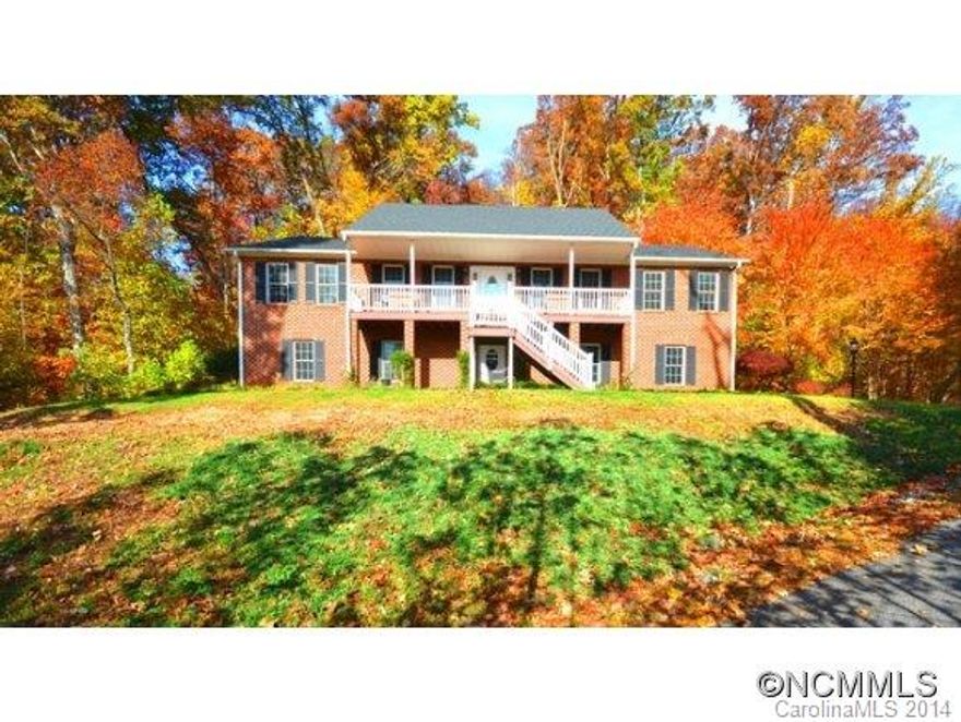 CHEF'S KITCHEN! 2,655 hsf brick home w/3 beds/3 baths. Main entry level has the guest quarters/fam rm, a bath, 2 unfini flex rooms, a sep entrance & the garage. Upstairs is the kitchen, lr, dr, laundry, 3 beds and 2 baths. The up. lvl has sunny spaces, cath ceiling over open concept living, a cov. front deck to take in the wnt mtn view. Unfini spaces could be movie theater or office. Therma shield attic insulation. PRIVATE & QUIET on cul-de-sac!