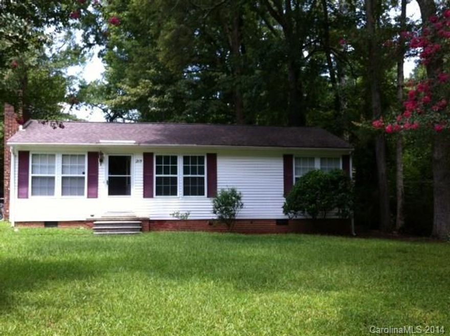 Nice 3BR/1BA home in quiet neighborhood. Wood burning fireplace..Close to schools and town. SHORTSALE...Must have 3rd party approval...Purchaser to pay 1% Shortsale Fee to listing agent..