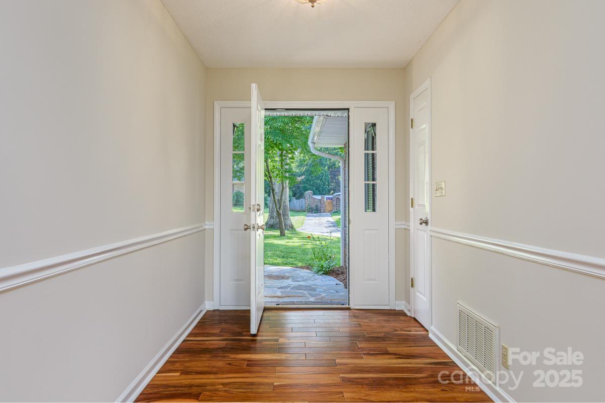 1045 Carousel Lane