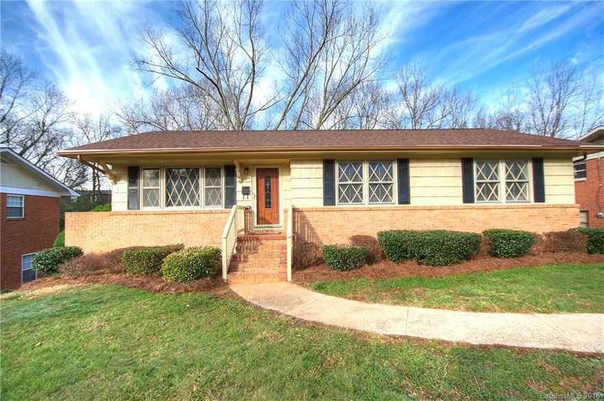 Well maintained Starmount home with finished basement, attached 1 car garage, convenient to light rail & great shopping. Fresh paint, carpet professionally cleaned. New kitchen floor and updated bathrooms.  Privacy fence built in the backyard the week of 2/22/15.