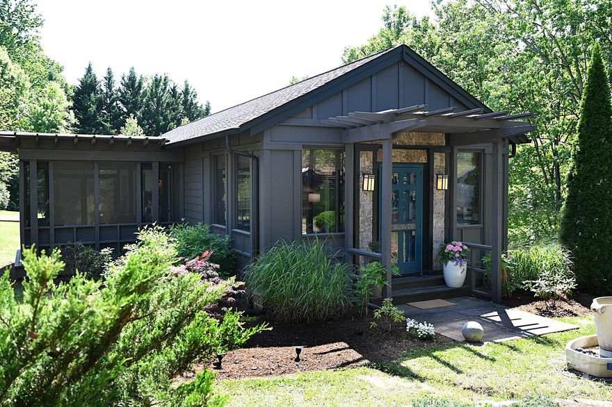 HICKORY HOME FOR SALE in beautiful Kenworth Historic District.  This cozy Arts and Crafts style home is functional and stylish.   Warm, rich colors throughout give you a sense of peace and relaxation. All appliances remain including washer/dryer.  Conveniently located to shopping, downtown Hickory, hospitals, and I-40.  Don't miss your opportunity on this unique find. Schedule Your private tour today.