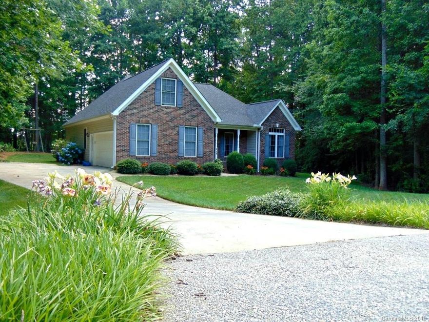 Welcome home! This fantastic home is perfectly situated on a private, beautifully manicured lot! Close to everything yet with the feel of the country, this home features a spacious open floor plan with soaring ceilings in the family room, gleaming hardwoods and neutral colors. The first floor Master Suite boasts a tray ceiling, whirlpool tub, separate shower, & walk-in closet. Upstairs houses a huge finished bonus room perfect for the kids
playroom!