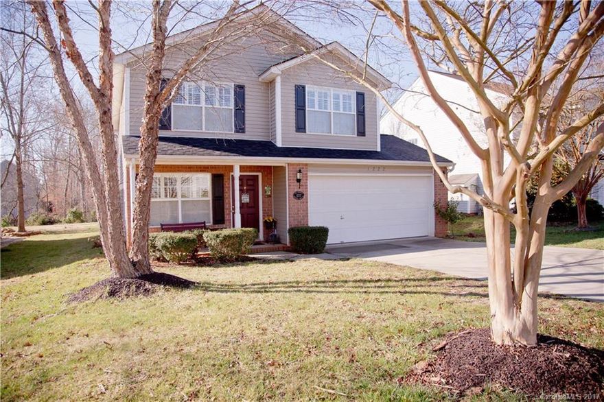 Beautiful well cared for home in the sought after Lake Wylie community of Forest Oaks. Hardwood floors on the main level and plantation shutters throughout. Bright open kitchen. Close to Lake Wylie, Award Winning Clover Schools and the new Aquatic Center.