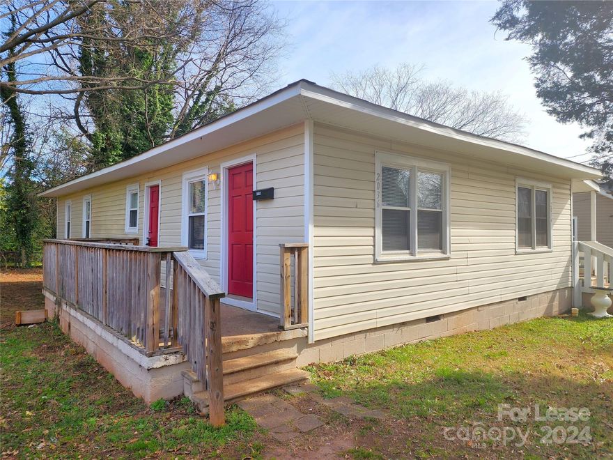 Updated 2/1 duplex in Charlotte. This property offers a large front porch with a 4' u-shaped chain link fence around the property, but does not enclose yard.  There are durable LVP floors and neutral paint throughout. Kitchen has granite countertops and newer cabinets.
No Smoking. No Section 8. Small pets accepted on a case by case basis. Deposit starting at $1050 (pending strength of application)&$350/pet deposit.  Tour home at your convenience without having to make an appointment. Register with Rently for the lockbox code. All applications must be submitted online on our website. Each adult applicant 18yrs and older living in the home will be required to pay a $50 non-refundable application fee.