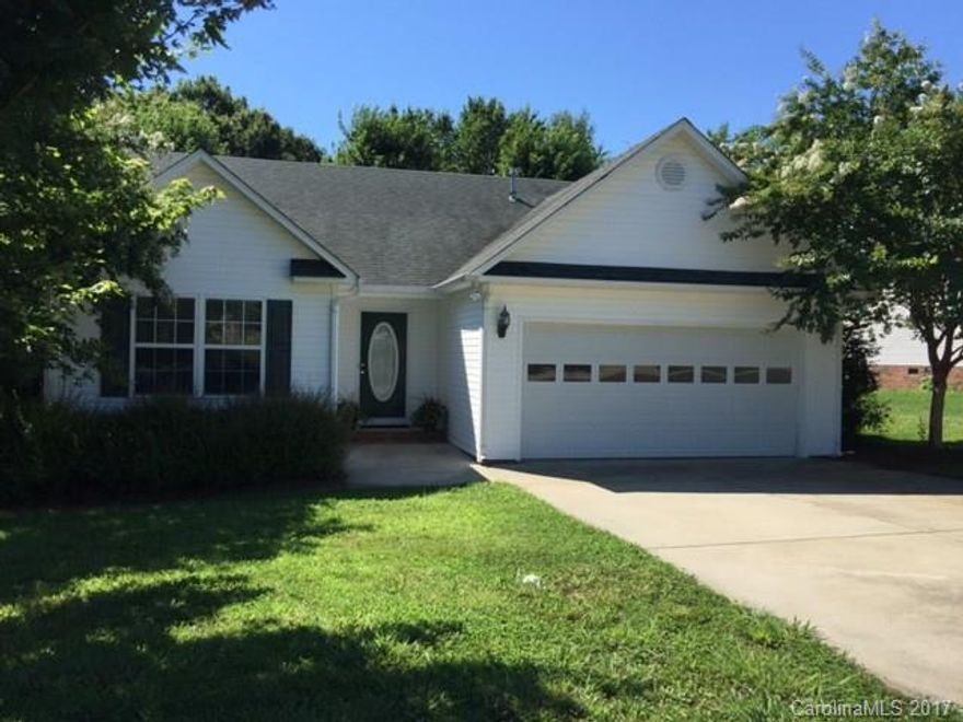 A fresh touch with new carpet and paint in the LR & MBR makes this property "move in" ready. Features include tray ceiling and W/I closet in MBR, garden tub in MBT, cathedral ceiling and gas log fireplace in the LR. All appliances stay! Close to I-77 and Fort Mill schools.
