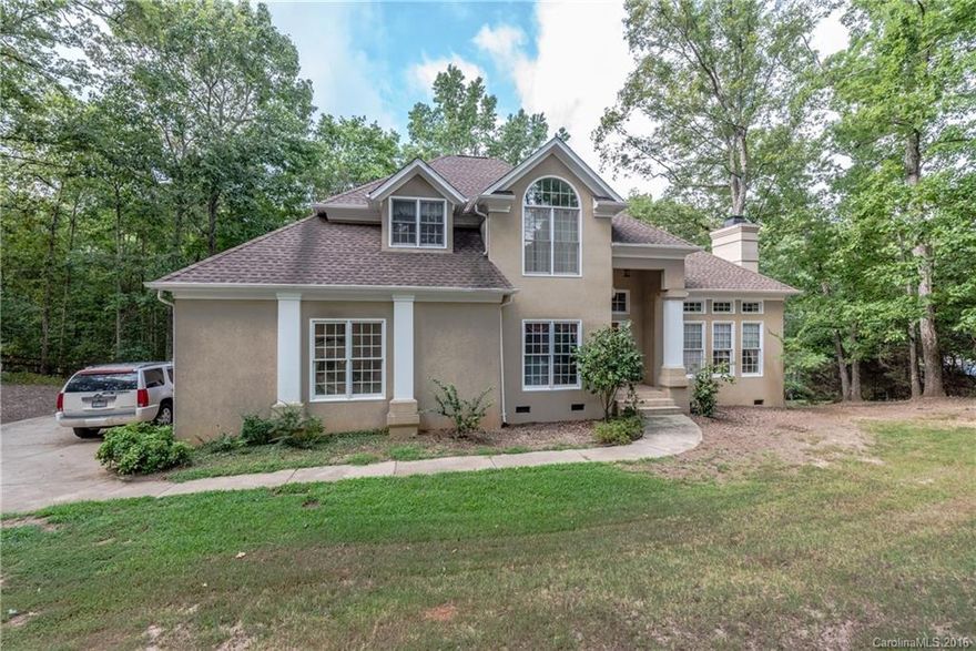Private estate style home in wooded Royal Oaks. Roomy living and dining areas. Stainless island kitchen with sunny eat in area overlooking the treetops and elevated deck. Master on main floor plus mini master and wet bar in fully finished basement. Half way between Rivergate shopping and Buster Boyd bridge Lake Wylie area. Seller offering $10,000 decorating allowance with acceptable offer
