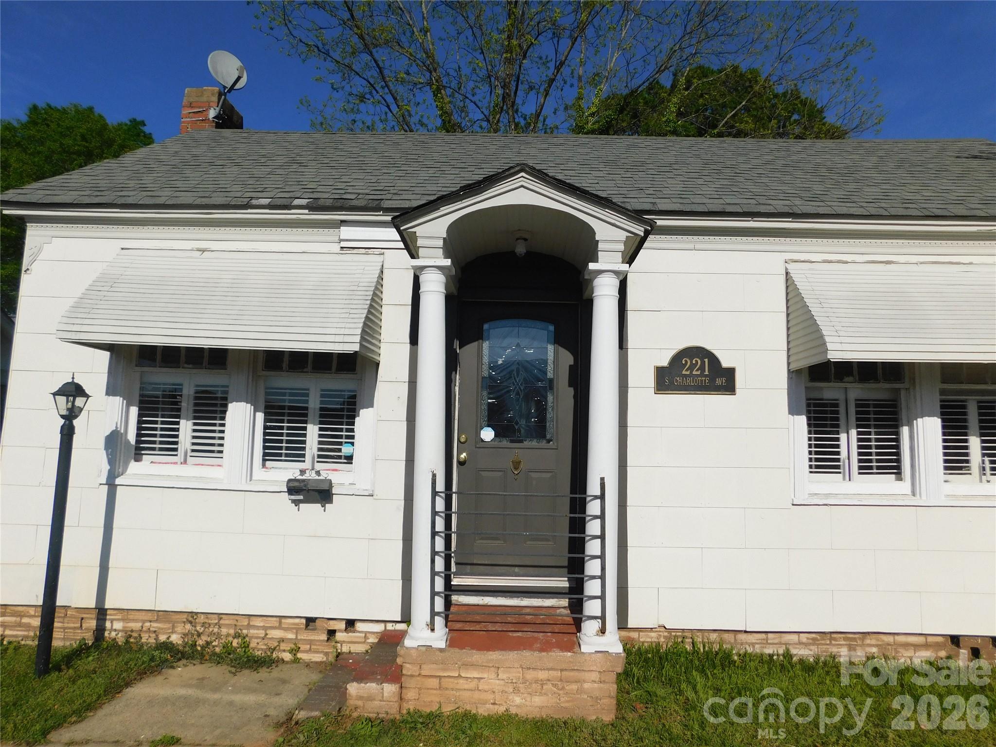 221 S Charlotte Avenue