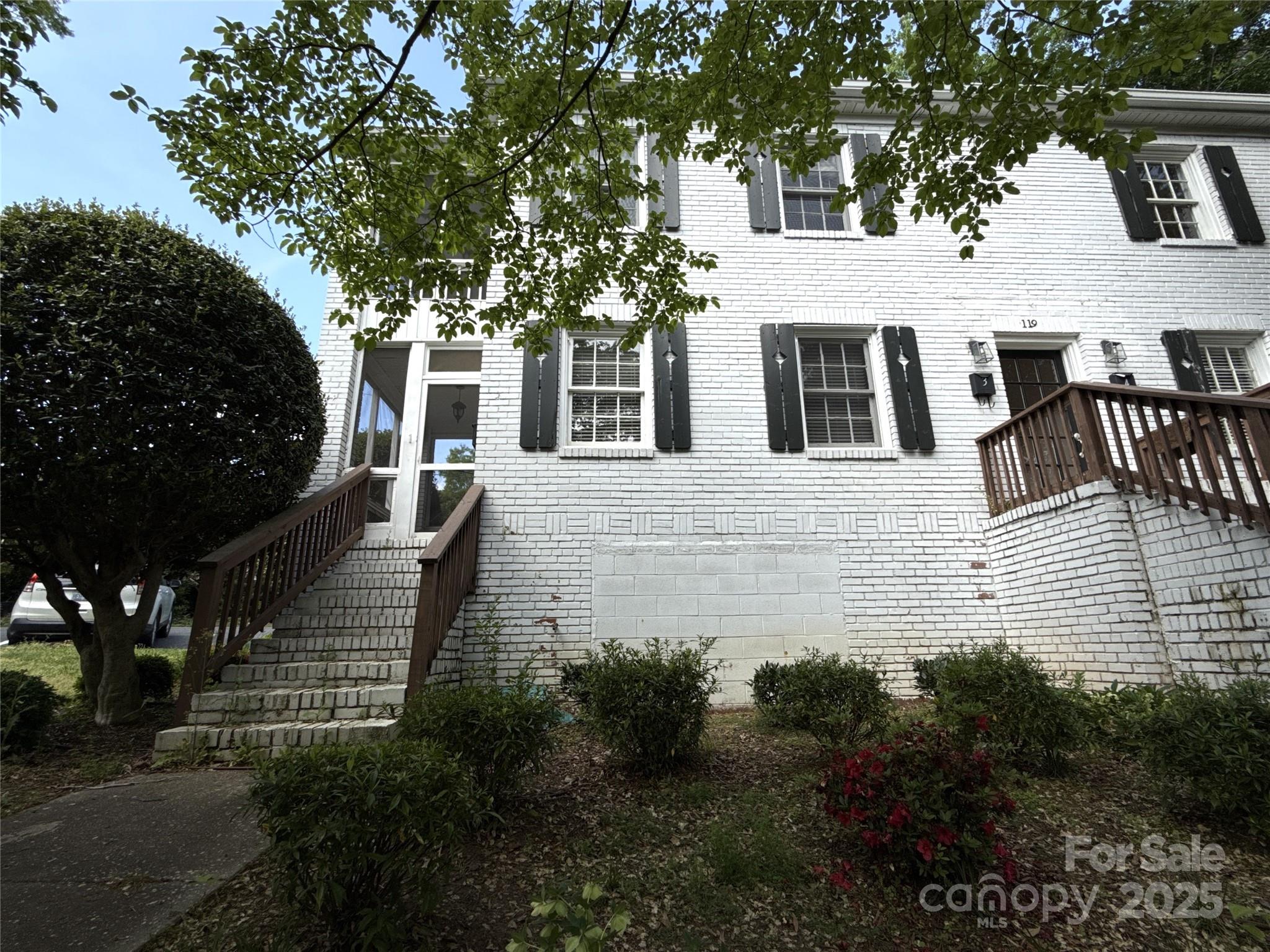 119 N Laurel Avenue 1