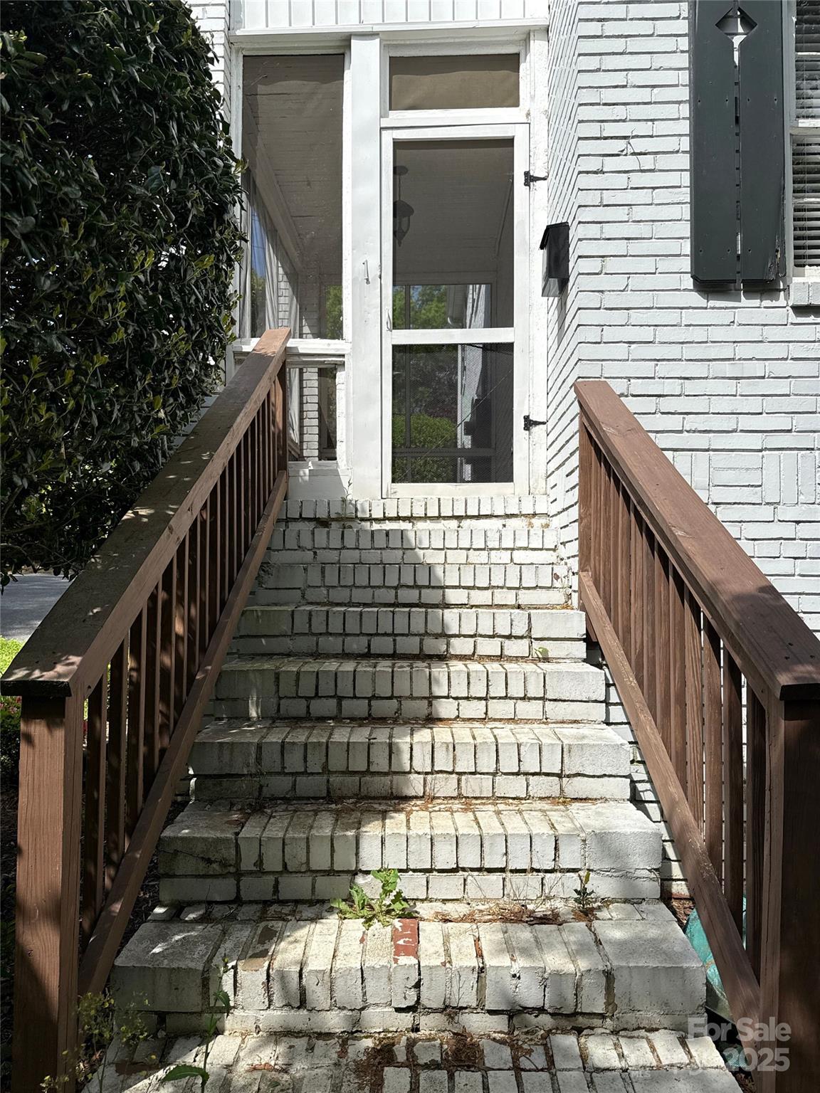 119 N Laurel Avenue 1