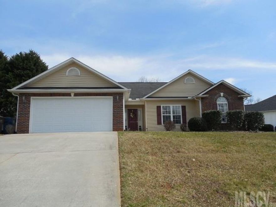 This 3 bedroom, 2 bath ranch has a screened porch & a fenced yard. The great room has a cathedral ceiling & gas log fireplace. The kitchen, dining & breakfast areas have updated hardwood floors. The master suite has a large walk-in closet. The master bath has dual vanities. The nicely landscaped backyard has a circular paved patio area. Ready to move-in!