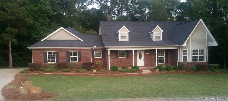 Look no further! Fantastic Waxhaw location with over 3 acres. Beautiful home offers a huge great room with soaring ceilings, Kitchen has tons of cabinets & counter space, breakfast area with bay window. Awesome master bedroom with a huge walk in closet, garden tub plus sep. shower. Recessed lighting, ceramic tile in kit., breakfast, laundry, office nook & bathrooms. Screened porch with an incredible view. Private country setting yet only 1 mile to down town Waxhaw. Agent related to seller.