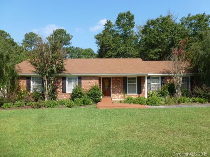 All brick, nice landscaping, 3BR, 2BA, features living room, fml dining, kitchen w/breakfast bar, great room with fpl, 1750 sq. ft., lots of room. Make this your home.