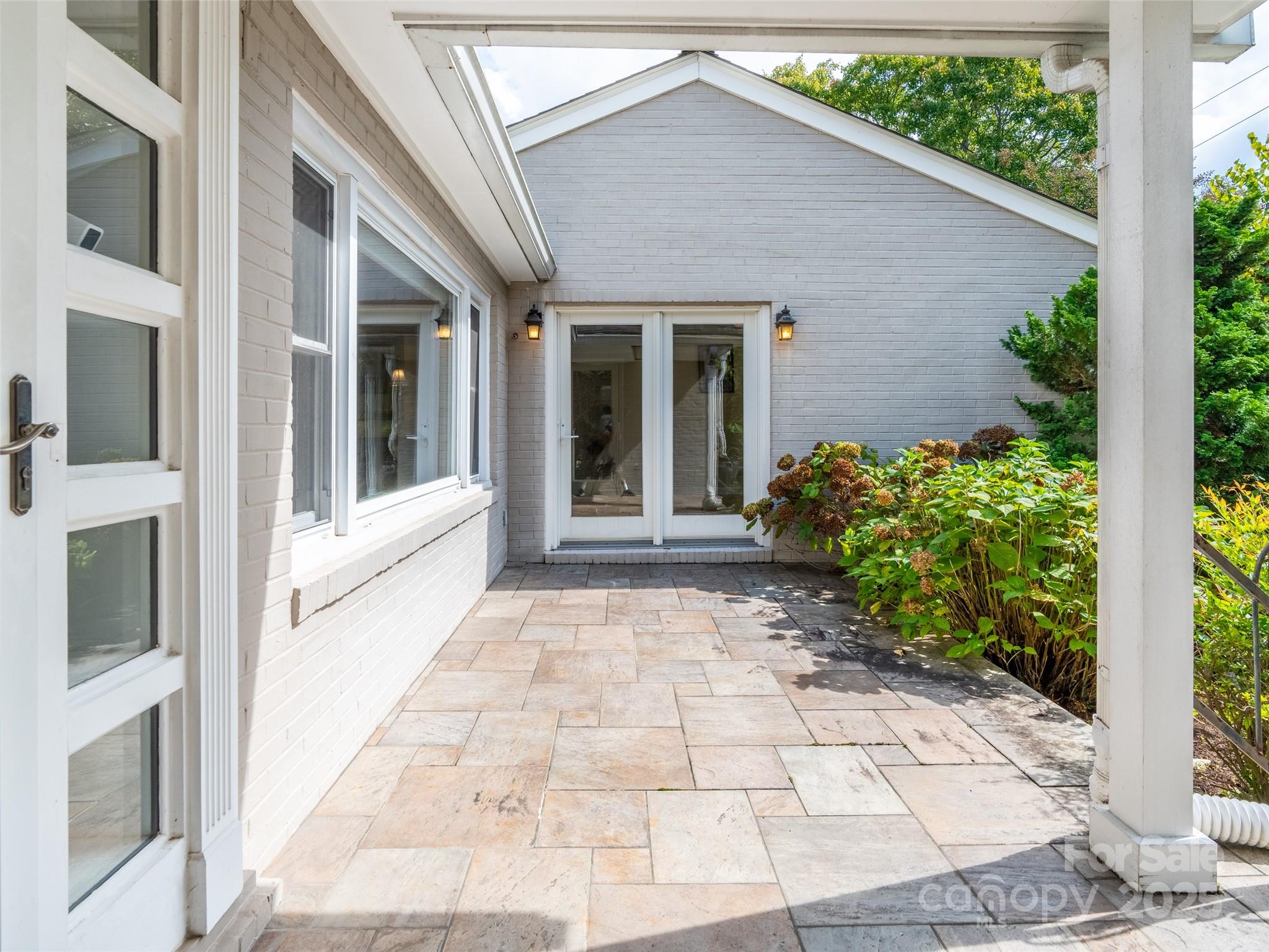 445 Lakeshore Drive