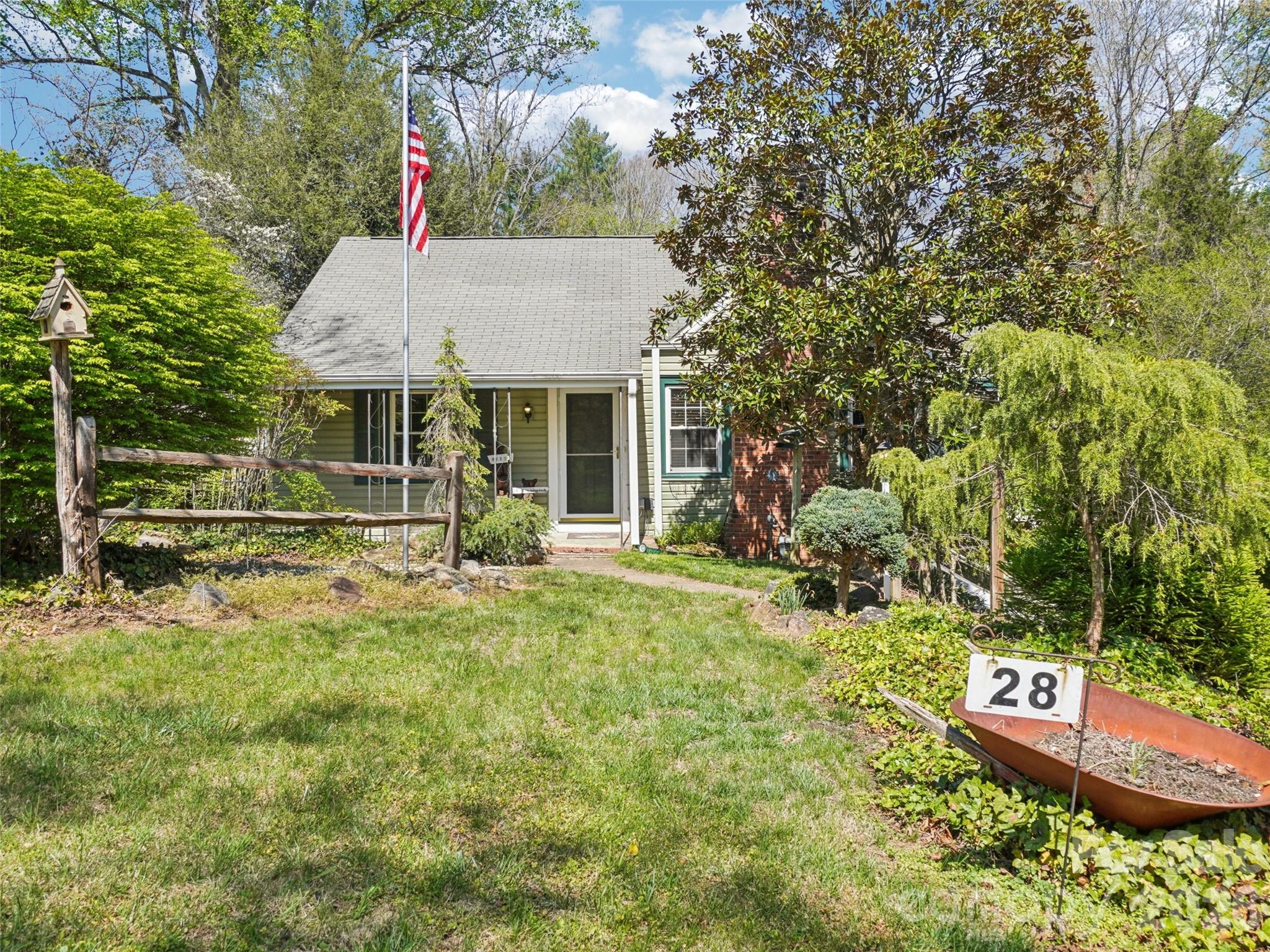 Photo 1 of 37 — 28 Kensington Drive, Asheville, NC 28805