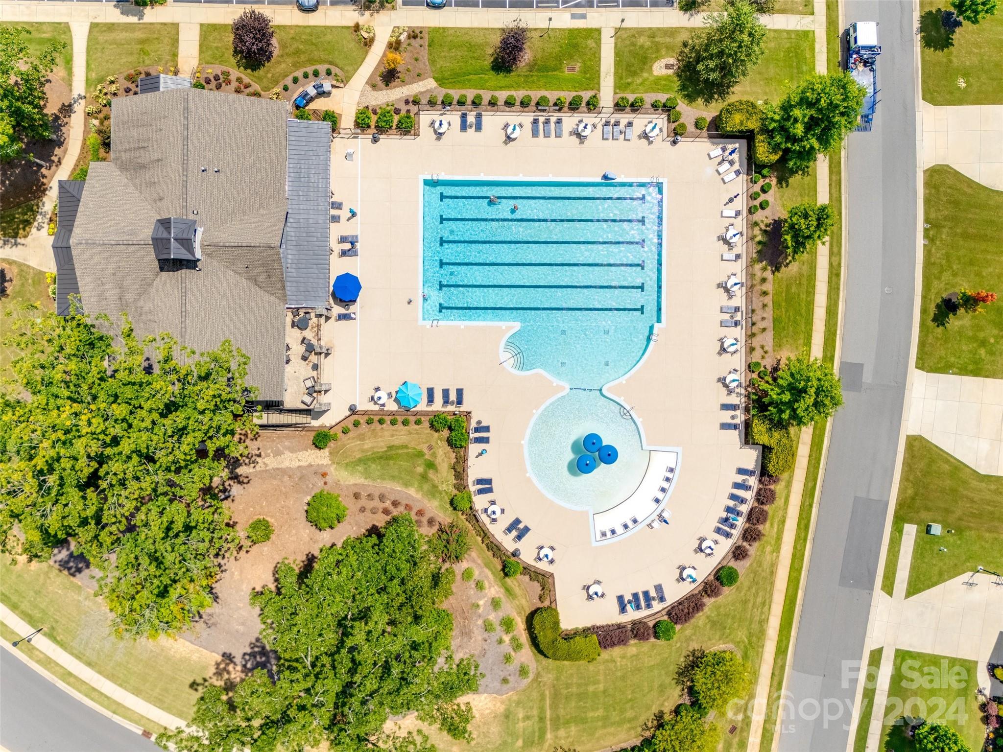 THE RETREAT AT RAYFIELD - Residential