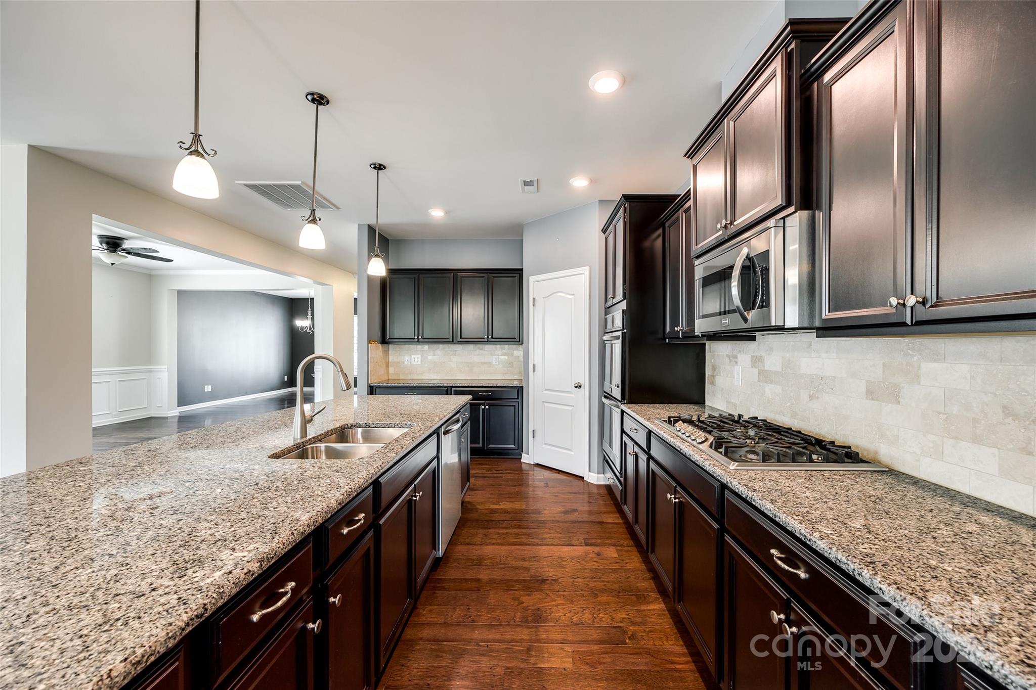 THE RETREAT AT RAYFIELD - Residential