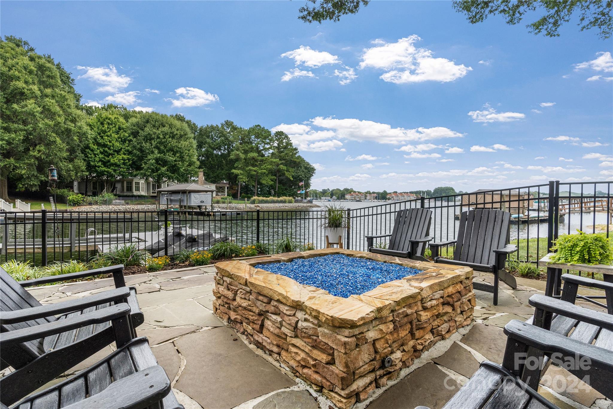 Point Largo - Residential