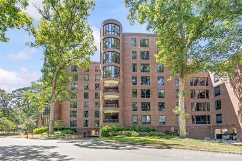 Photo of 922 Cherokee Road, Charlotte, NC 28207 (MLS # 4433884)