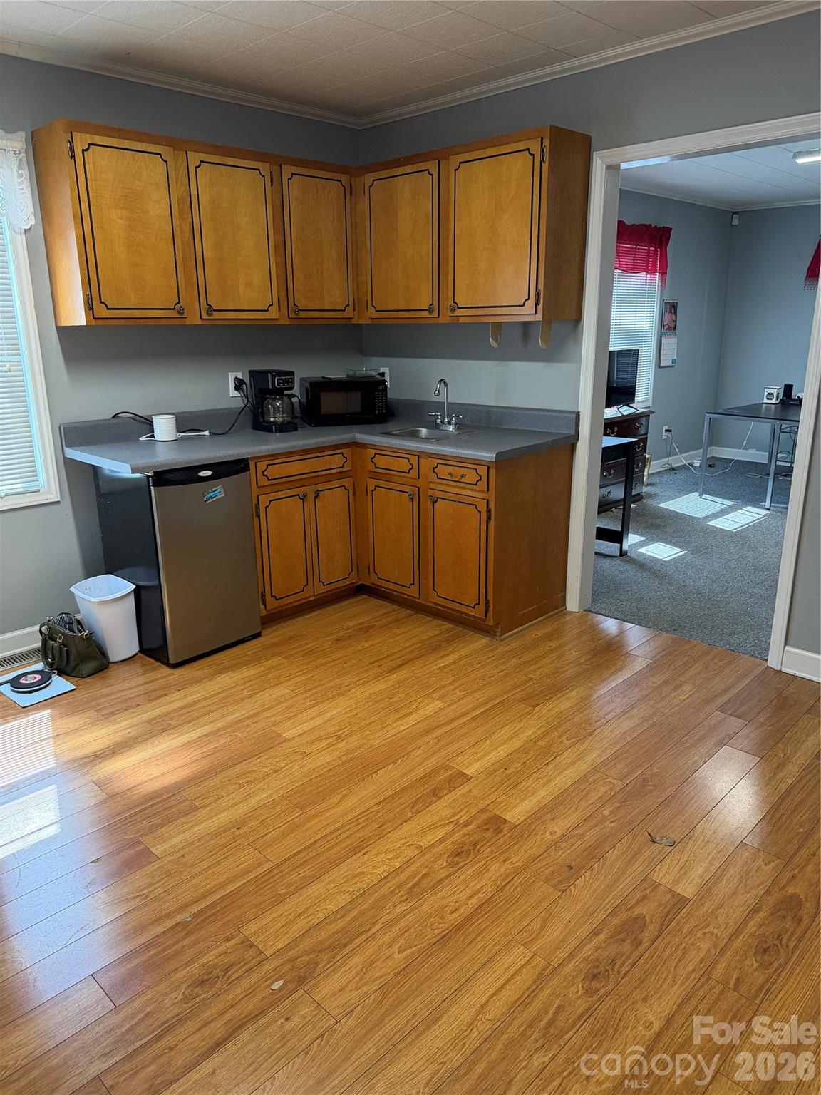 Main image without alt text