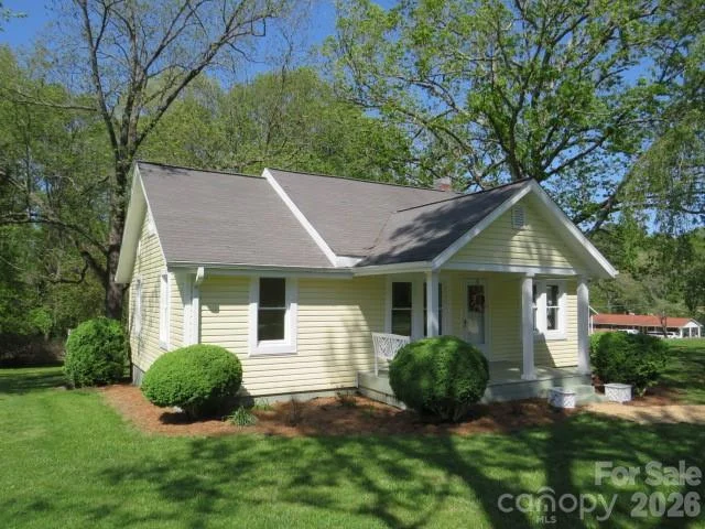 736 Country Club Drive, photo 2 of 27