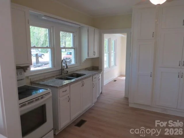 736 Country Club Drive, photo 5 of 27