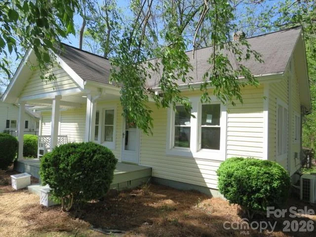736 Country Club Drive, photo 1 of 27