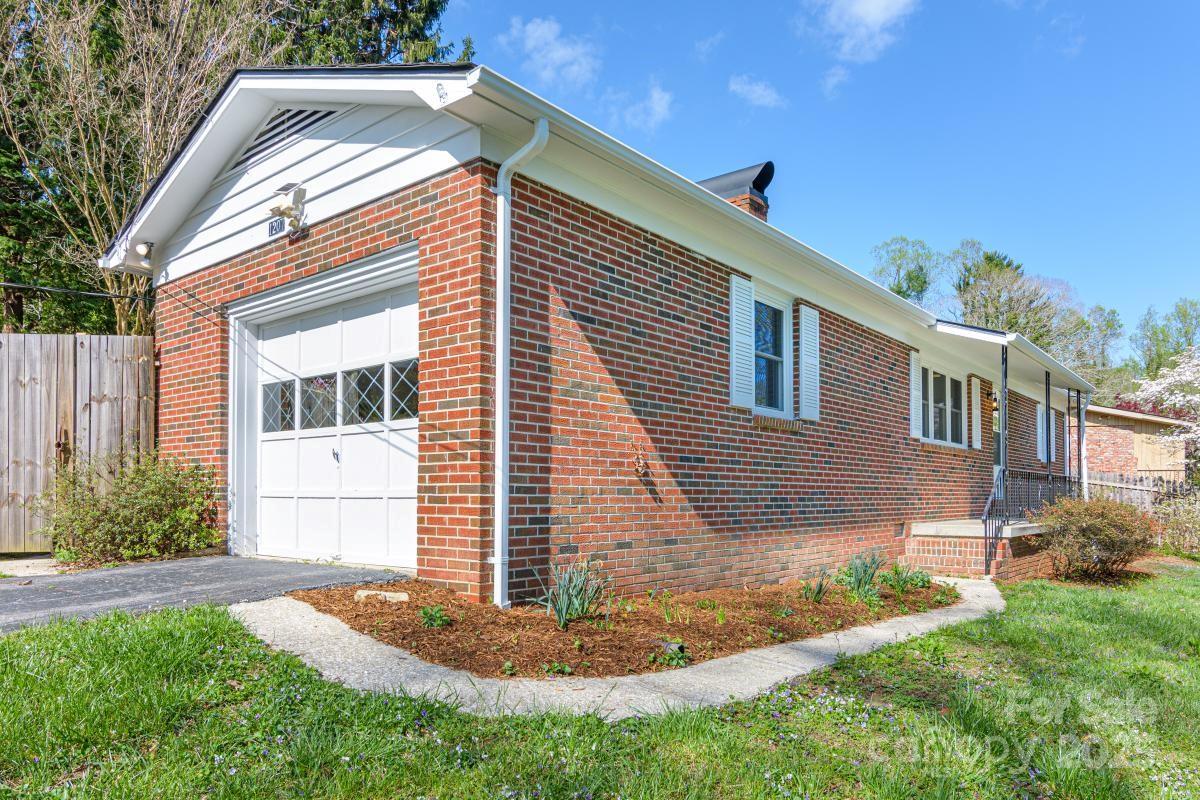 1207 Pinebrook Circle