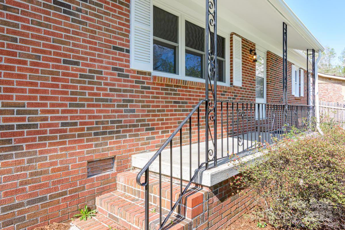 1207 Pinebrook Circle
