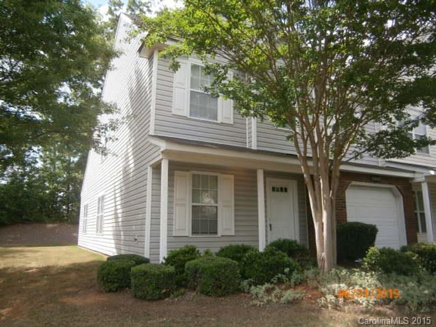 Great end unit town home in excellent, convenient location.  Vaulted ceilings.  Master down. Gas log fireplace, open floor plan and lots of storage in kitchen. Bonus room loft.  Desirable and convenient location.  Close to shopping and interstates.