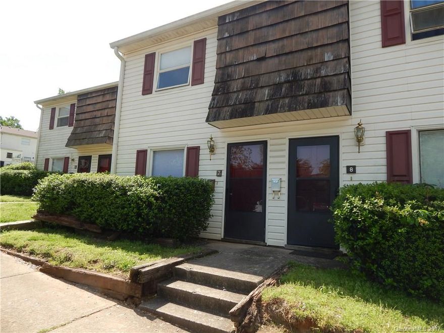 Nice 2 bed 1.5 bath Townhome in South Charlotte. Close to the light rail and shopping