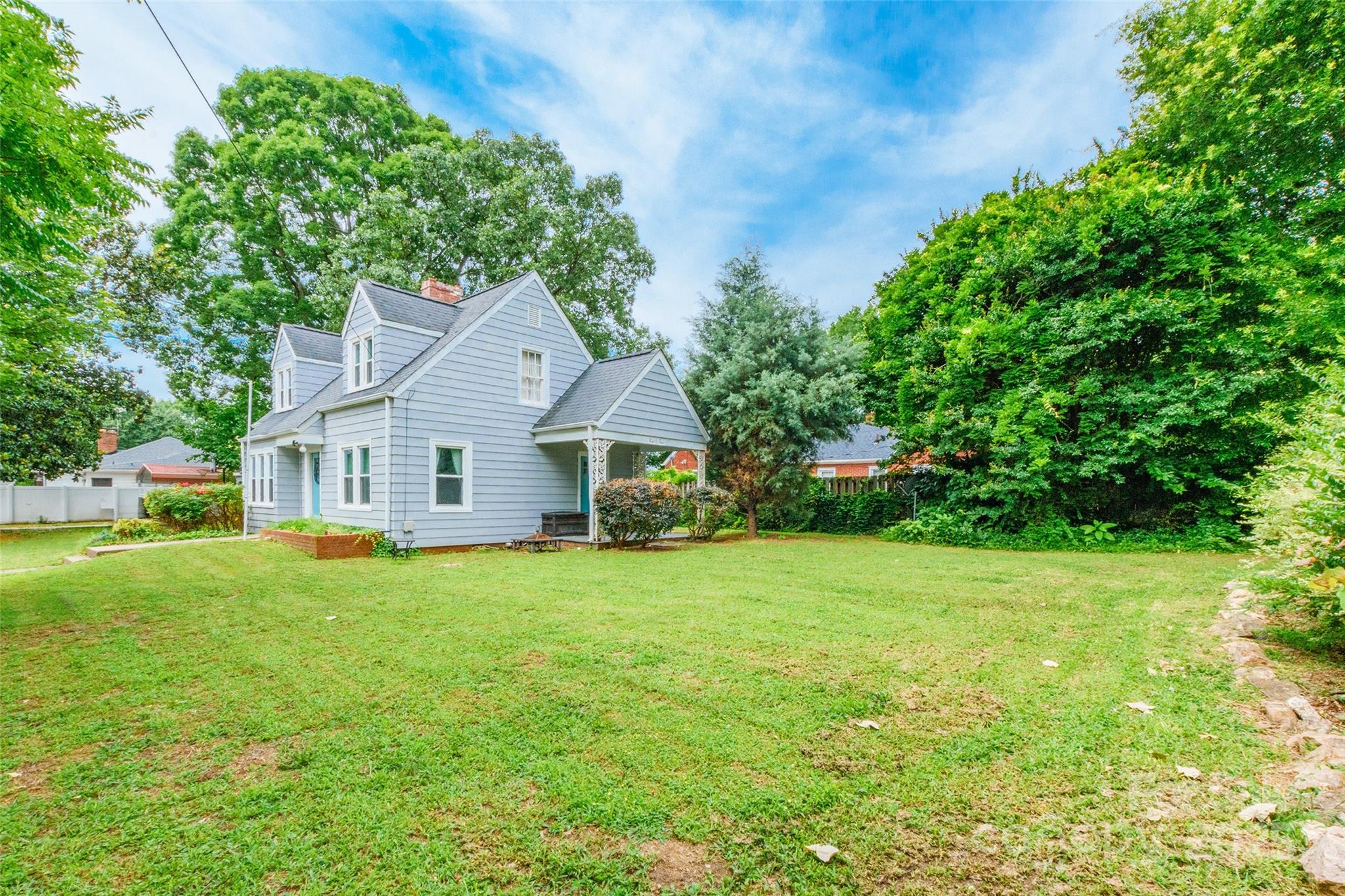 904 Venus Street