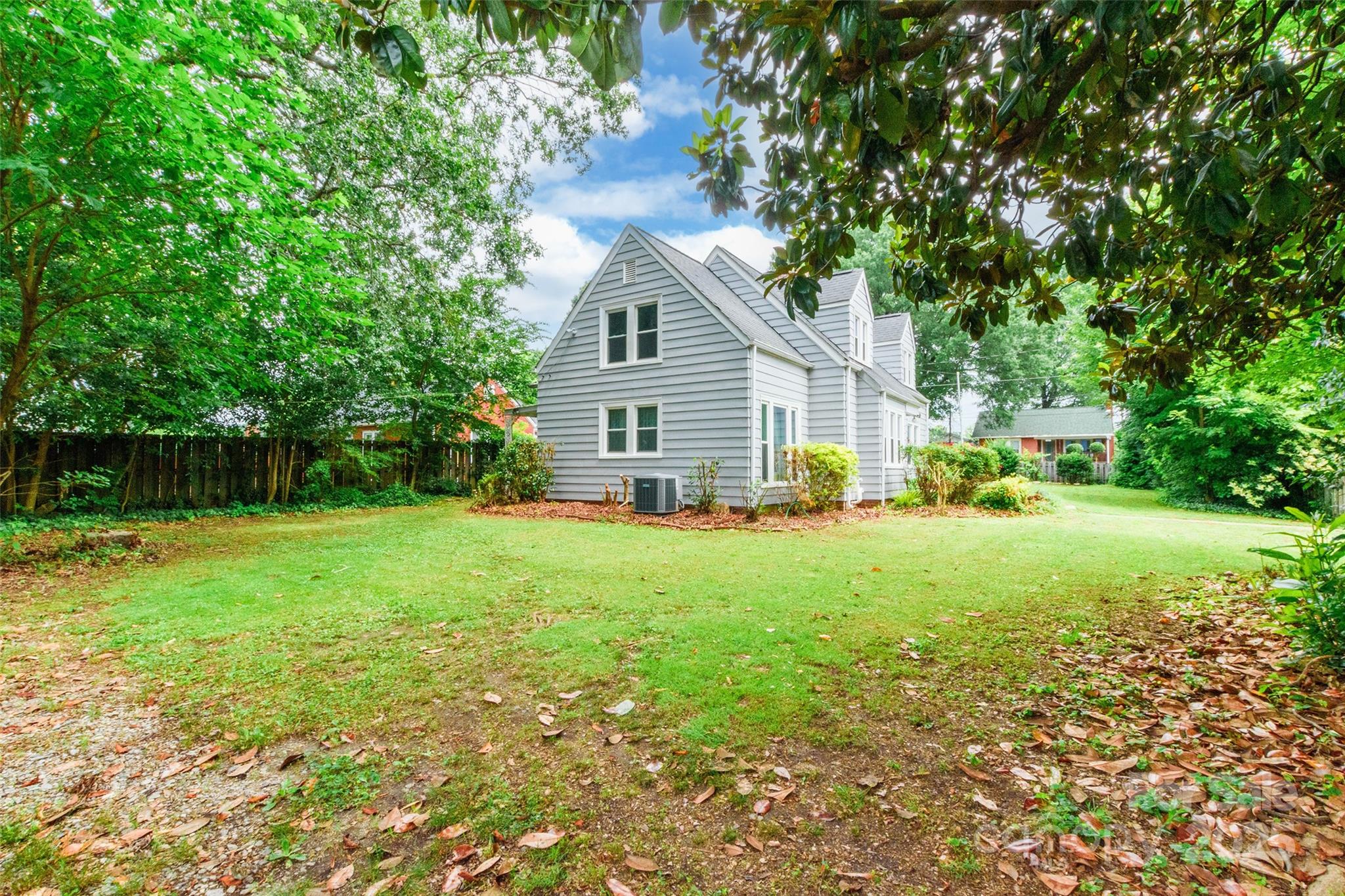 904 Venus Street