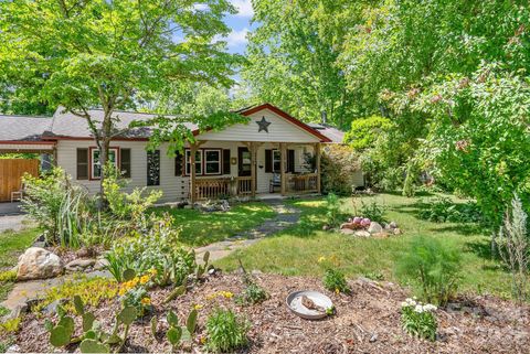Photo of 105 7th Street, Black Mountain, NC 28711 (MLS # 4379359)