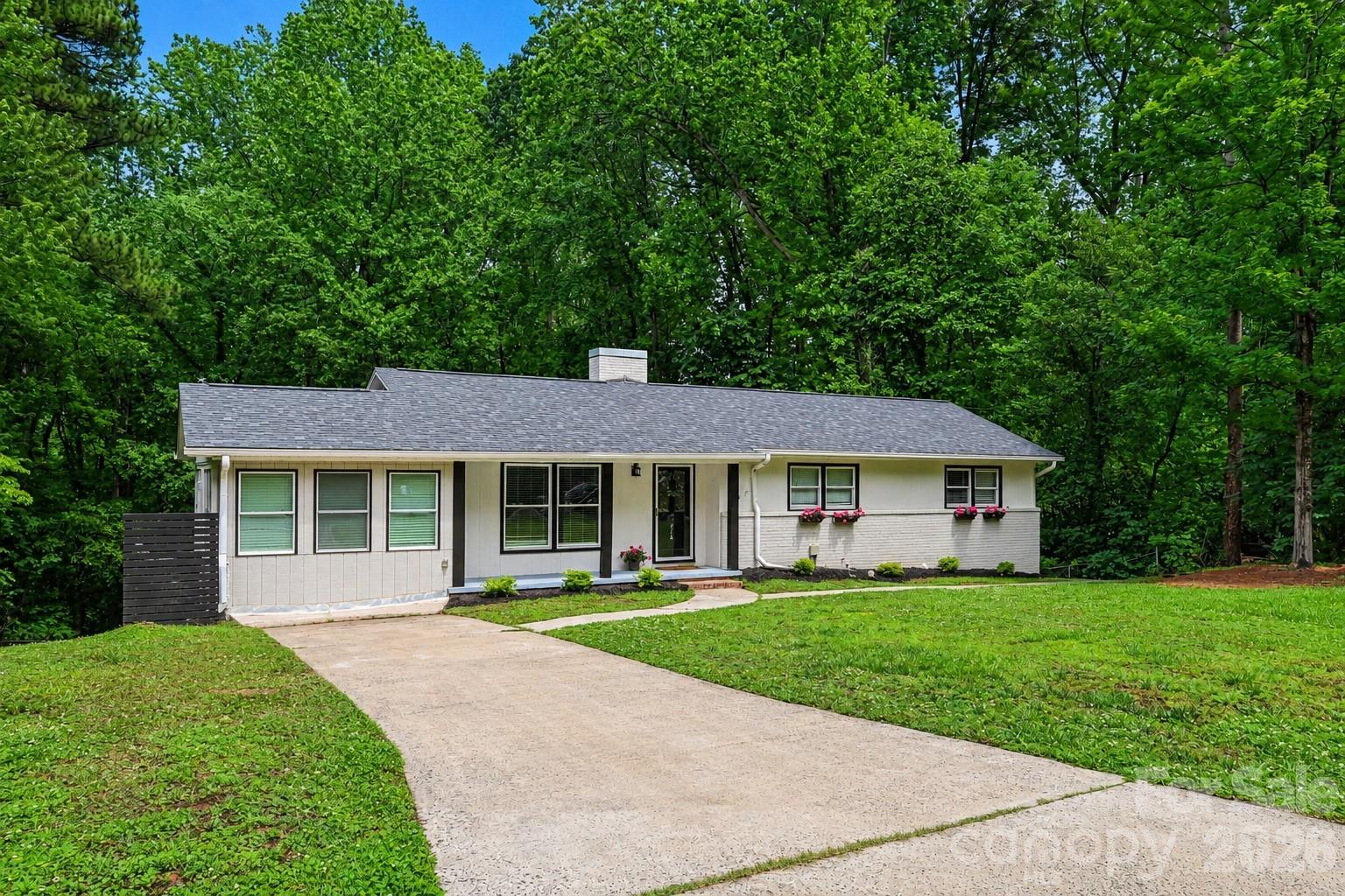 716 Grandview Drive NE