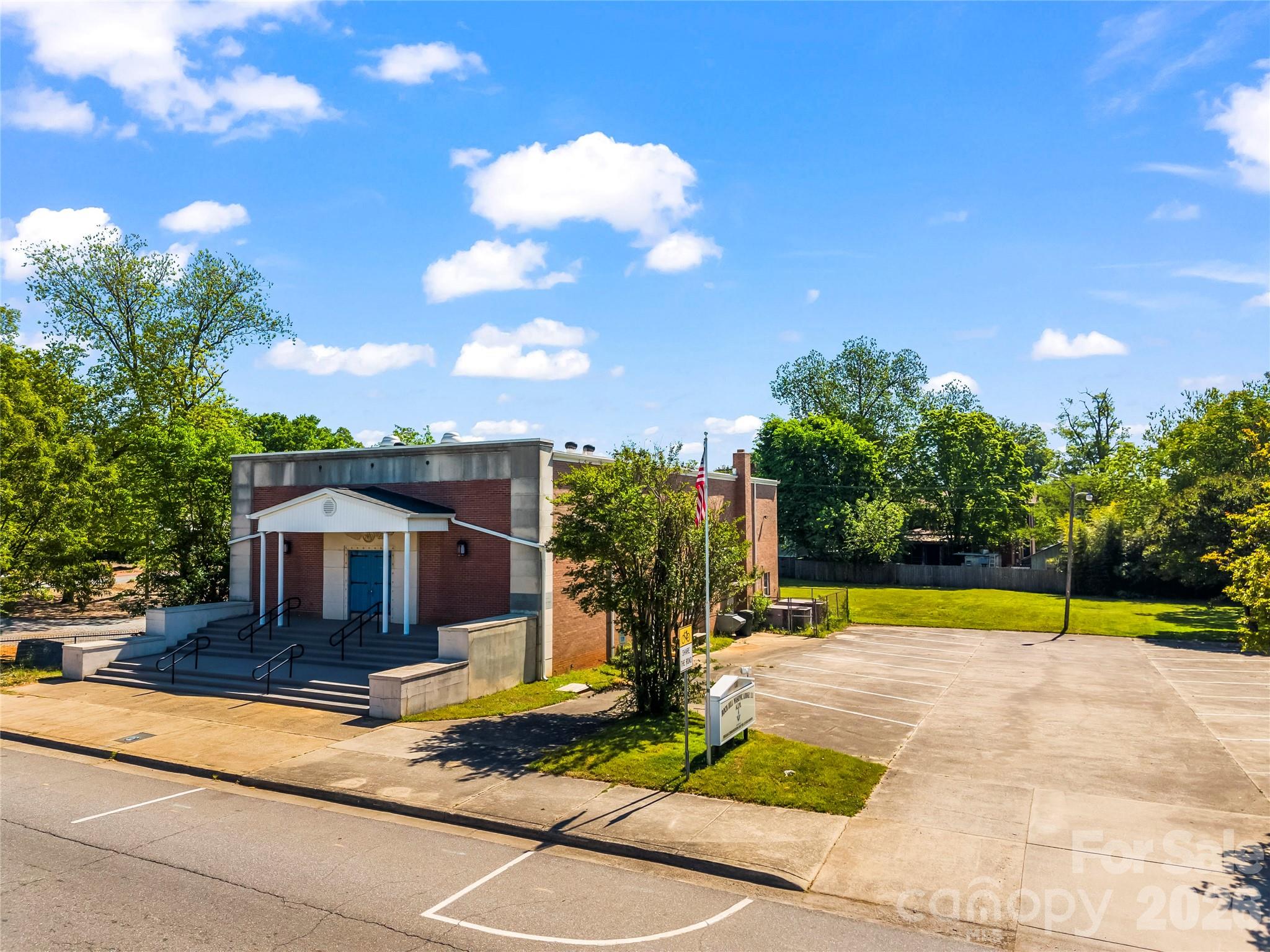 130 Elizabeth Lane N