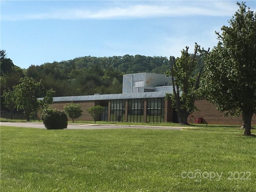 For Lease: 4690 USF. Rent is calculated on 5065 RSF. Warehouse or Distribution Facility on 40 acres in East Buncombe. Under renovation and well located within minutes of I-40. Heavy power, 18' ceiling height, fully sprinkled and lots of shared dock doors & parking. Multiple spaces available and may be configured to meet your needs.