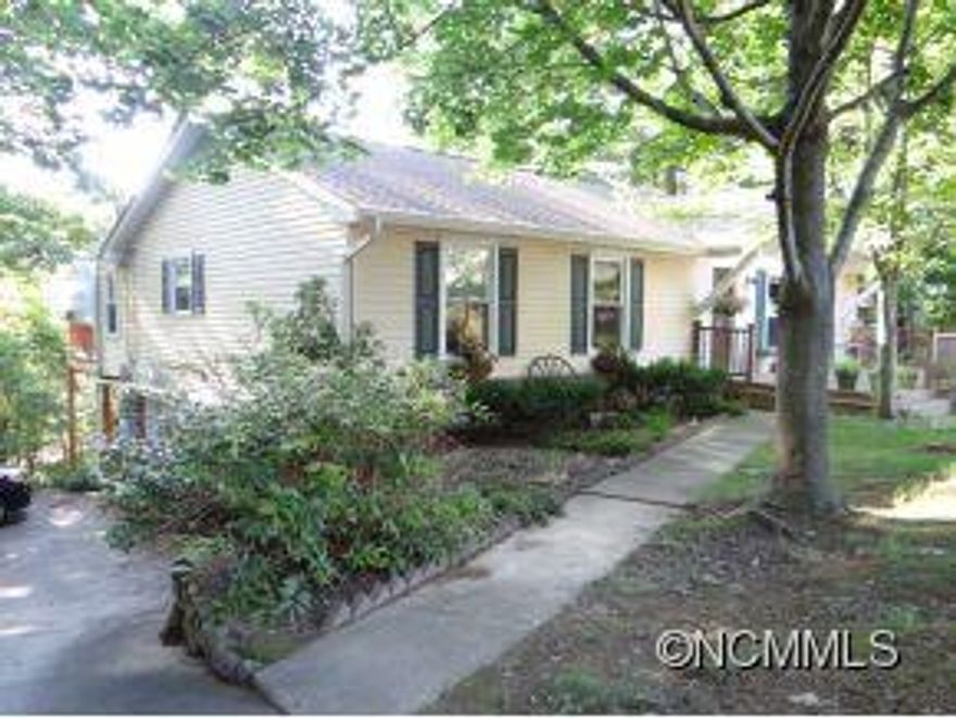 CPO: Below Appraisal/Pre-Inspected/Warranty! Charming and spacious home in desirable Beverly Hills neighborhood, only minutes to shopping, dining, parks and more. Tons of square footage on two levels. Spacious kitchen with granite counter tops & breakfast bar opens to dining area. Main level master suite with sitting area and master bathroom with claw foot tub. Huge finished basement. Front porch and back deck. $2000 seller paid closing costs!