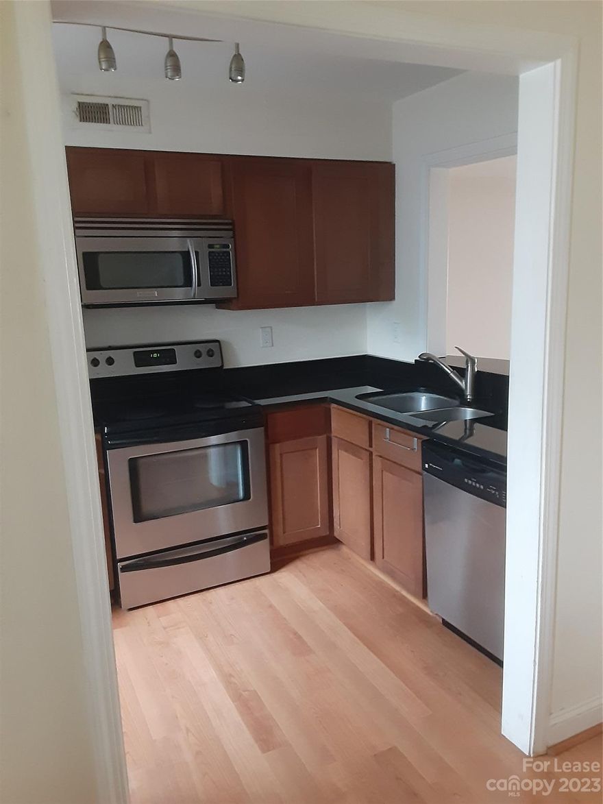 Move in ready condominium right on Commonwealth Avenue. Minutes from shopping and dining in the Plaza Midwood area.