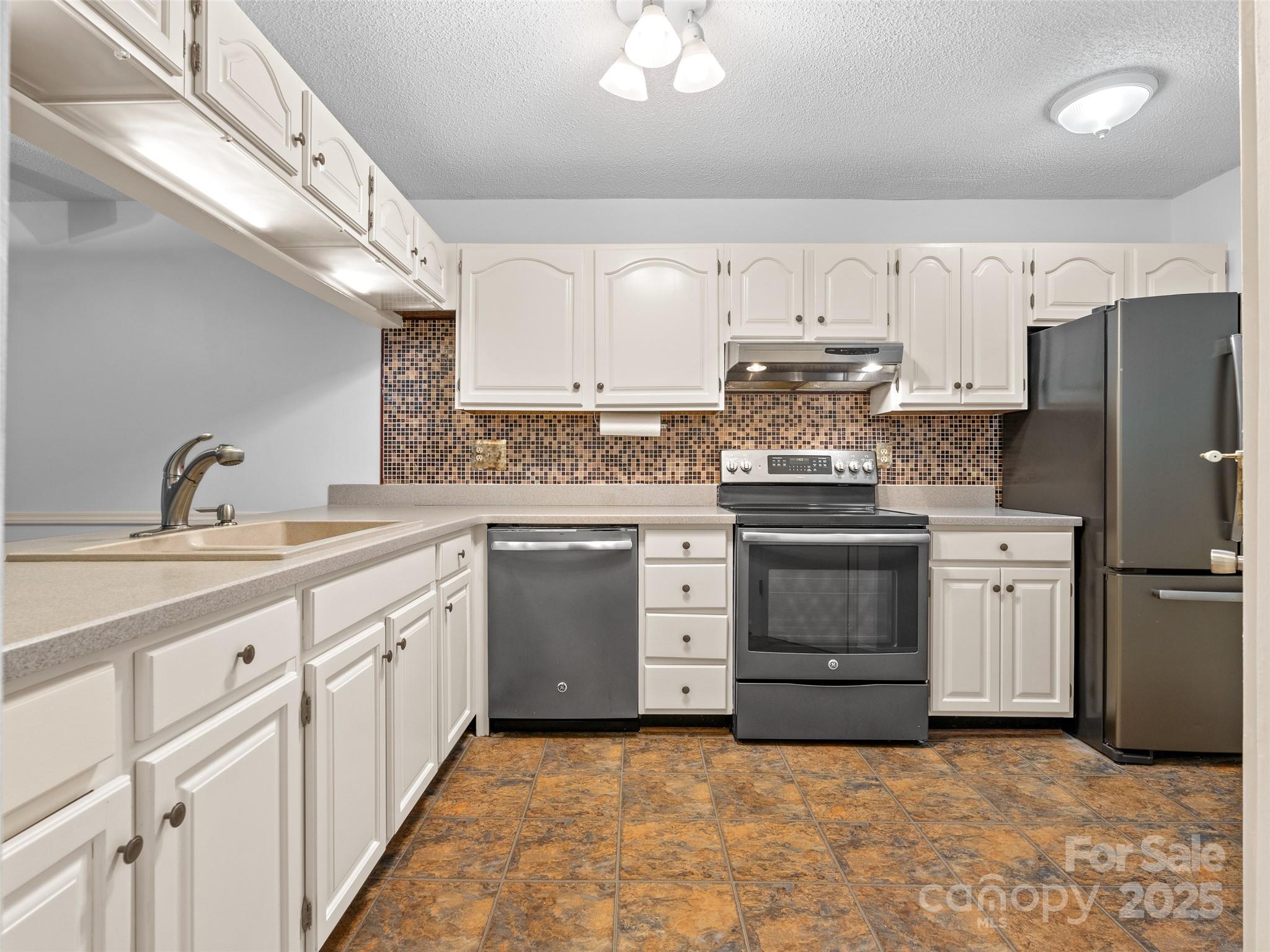 802 Parkway Vista Drive