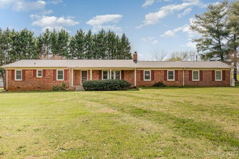 Single Family Residence in Maiden NC 4421 Nc 16 Highway.jpg