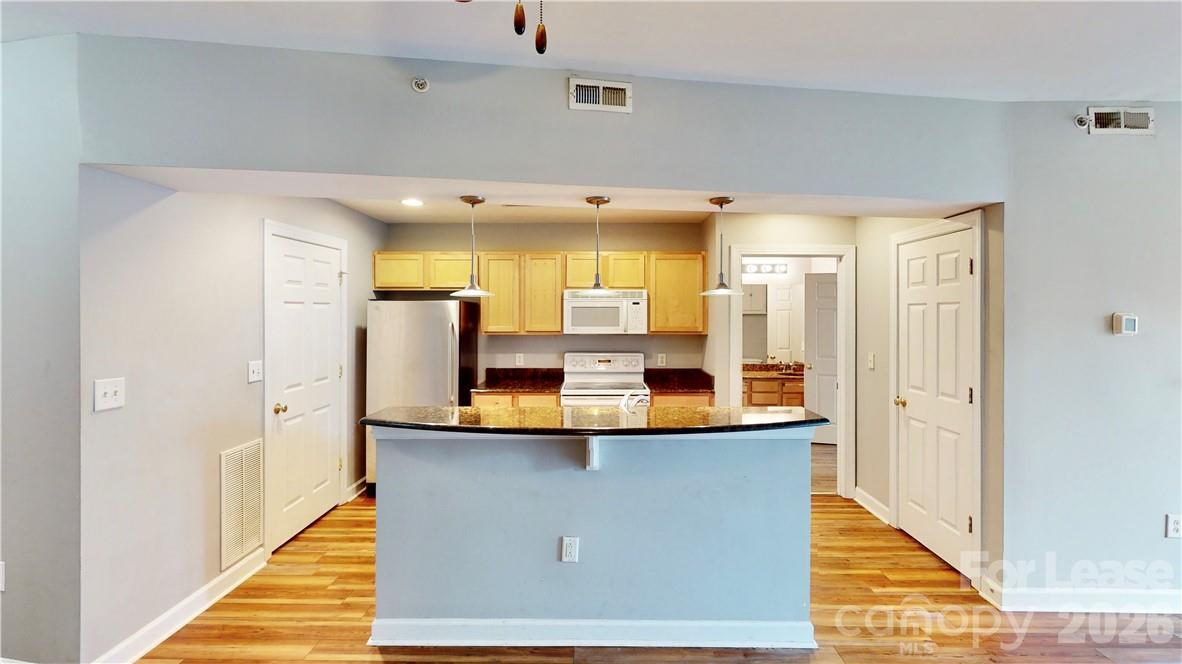 718 W Trade Street 809