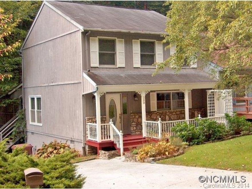 STUNNING TOWNHOME ON RUSHING CREEK!! SITTING RIGHT ON THE CREEK. TWO MASTER BEDROOMS, A LARGE SCREENED IN BACK PORCH AREA FOR ENTERTAINING. LARGE KITCHEN, DINING AREA. LIVING ROOM OPEN WITH HARDWOOD FLOORS AND A ROCK FIREPLACE. ACCESSIBLE YEAR ROUND.PERFECT!!!