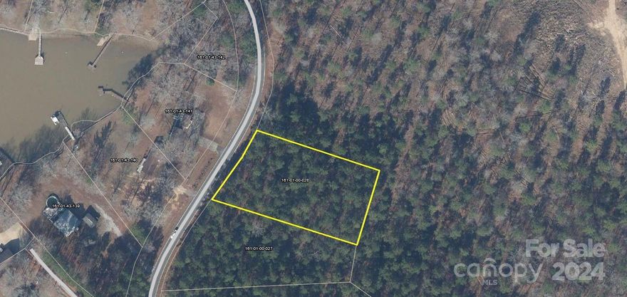 Great track of land available on Lakeshore road. Property is located in desirable area on 2nd row of Lake Wateree, perfect for a weekend get away at the lake!