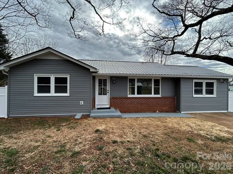 Photo of 83 Hillside Street, Franklin, NC 28734 (MLS # 4340629)