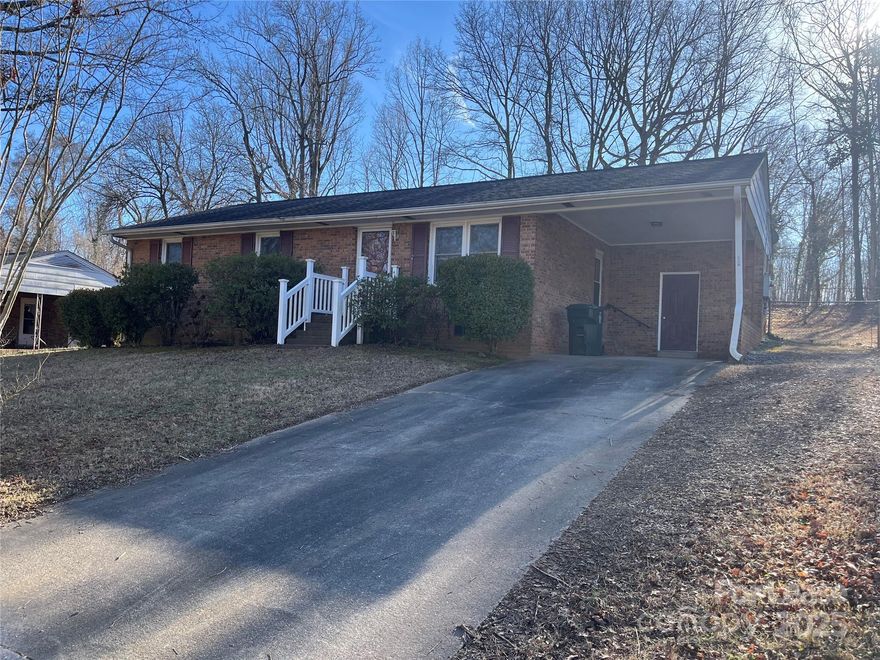 This 3 BR, 1 BA brick ranch home is located in an established Kings Mountain neighborhood, just a short distance away from Kings Mountain Middle School, and High School. New tenants will appreciate being just minutes away from downtown Kings Mountain, and all the town has to offer, including dining, shopping and regularly scheduled downtown events at Patriots Park. Included with the home is an 8 x 11 storage building. 


Applicants must meet minimum criteria for leasing. Applicants must undergo a criminal back ground and credit history check. Applicants must be able to verify that their monthly income is a minimum of three months rent with no evictions.

A $1,000.00 dollar deposit and a non-refundable $250.00 administrative fee required. First months rent pro-rated.
 
Tenant is responsible all utilities, yard maintenance and basic renters insurance policy.

One year lease is required.