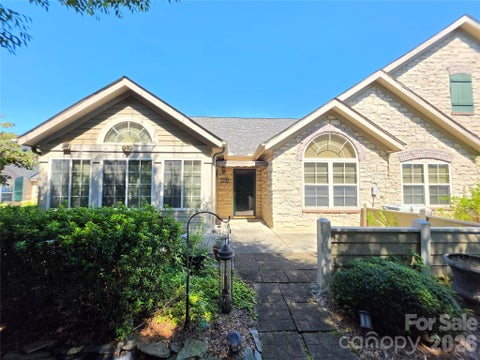 Photo of 812 Wynnshire Drive #B, Hickory, NC 28601 (MLS # 4422717)
